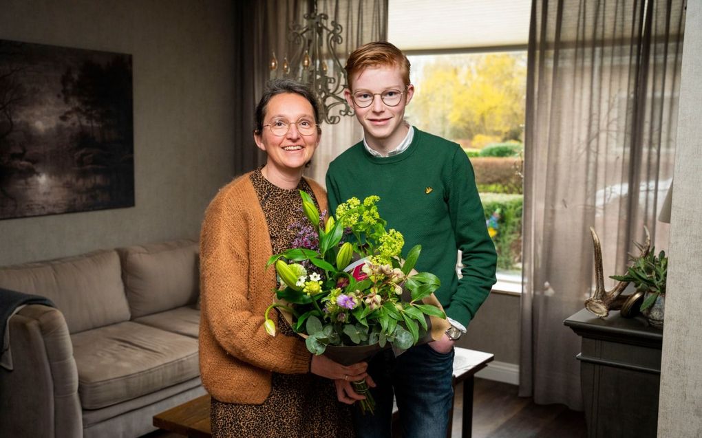 Claudius de Haan geeft zijn moeder een bos bloemen om haar te bedanken. „Van de operatie tot aan de laatste dag van mijn herstel was ze er. En nu natuurlijk nog steeds.” beeld van der Wal Fotografie