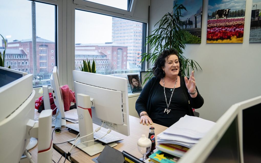 BBB-boegbeeld Caroline van der Plas (55) op haar werkkamer in het Tweede Kamergebouw. beeld ANP, Bart Maat