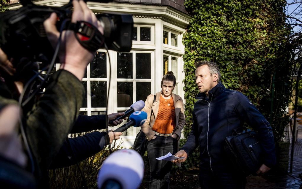 Voorman Bart Kemp van Agractie loopt donderdagmiddag in Ermelo weg uit de onderhandelingen over het landbouwakkoord. beeld ANP, Sem van der Wal