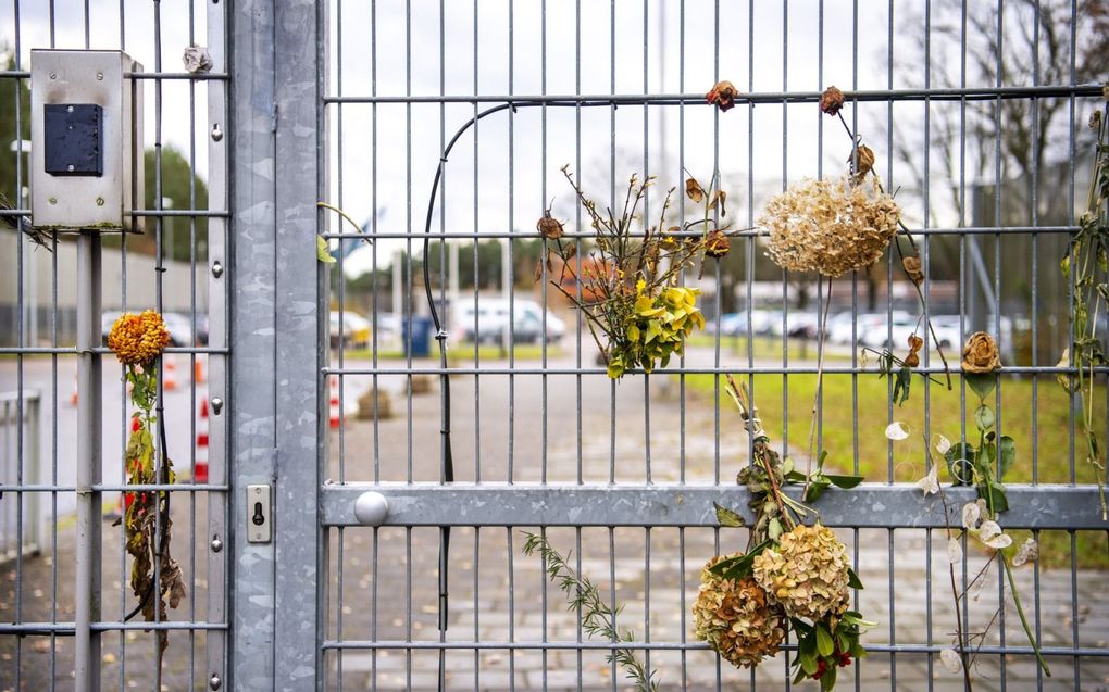 De toeganspoort van Detentiecentrum Zeist, waar onder anderen afgewezen asielzoekers met minderjarige kinderen verblijven. beeld ANP, Piroschka van de Wouw