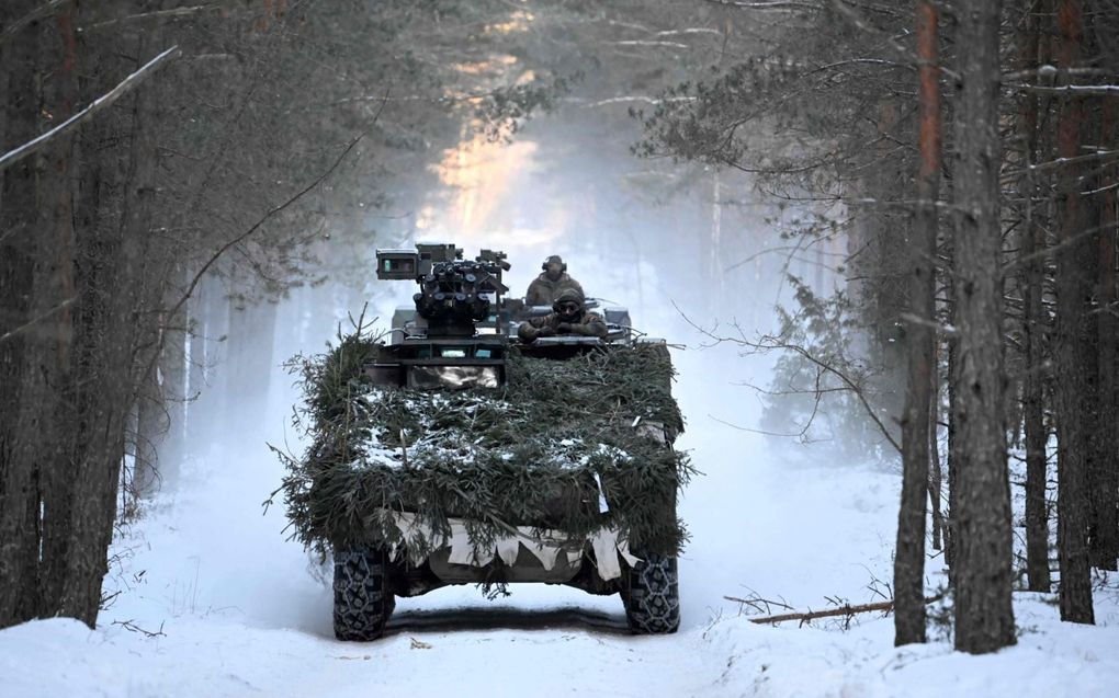 Een gecamoufleerd Duits Boxerpantservoertuig tijdens een NAVO-oefening in Litouwen in maart dit jaar. Alle bondgenoten willen meer geld in defensie steken. beeld AFP, Tobias Schwarz