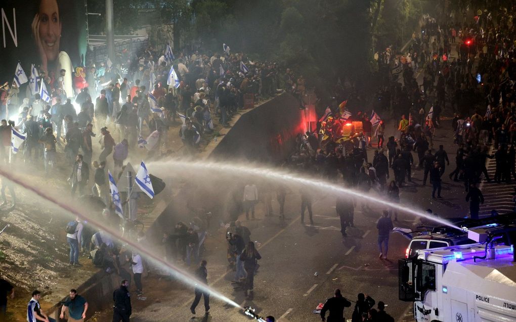 Groot protest in Tel Aviv, in de nacht naar maandag. beeld AFP, AHMAD GHARABLI