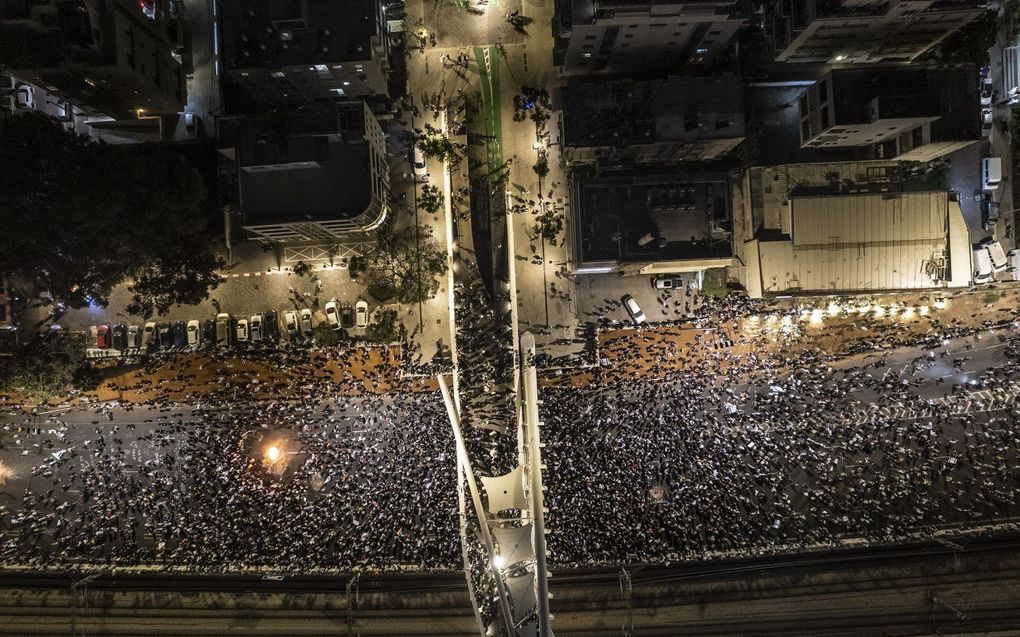 Massale protesten in Tel Aviv, maandagmorgen vroeg. beeld EPA, Guy Yechiely