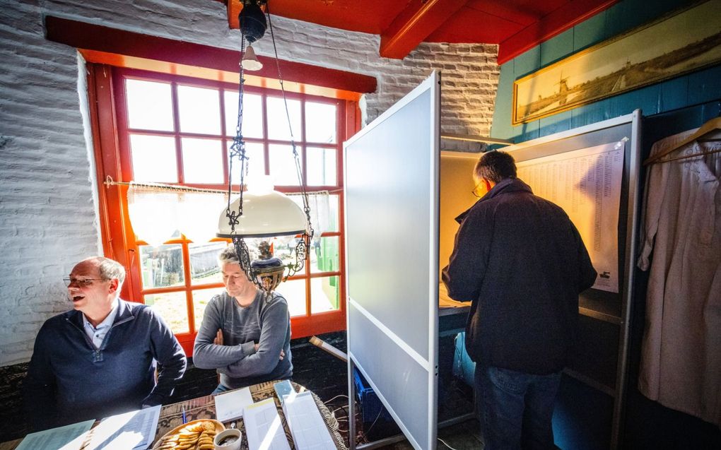 Een kiezer brengt zijn stem uit in de historische Poldersche Molen in Maasdam voor de Provinciale Statenverkiezingen. beeld ANP, Jeffrey Groeneweg