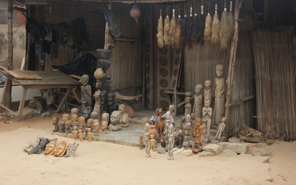 Stand met allerlei Voodoo attributen en beelden in Akodessawade: de grootste Voodoo markt ter wereld markt in Lomé, Togo. beeld iStock