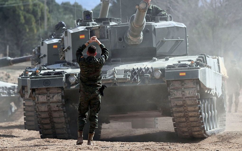 Oekraïense militairen oefenen met Spaanse Leopard-tanks. beeld AFP, Oscar del Pozo