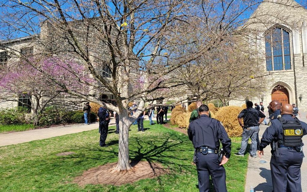 Politie bij de Covenant School in Nashville, maandag. beeld AFP