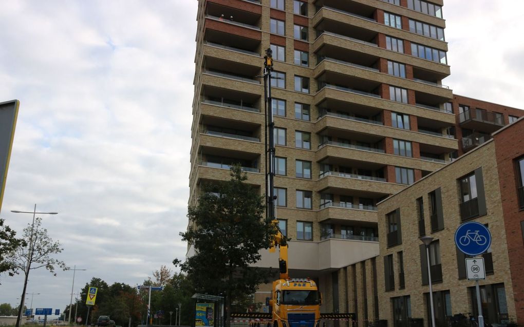 Dirk Jan takelt 200 kilogram glaswerk 30 meter omhoog. beeld Sjaak van de Groep