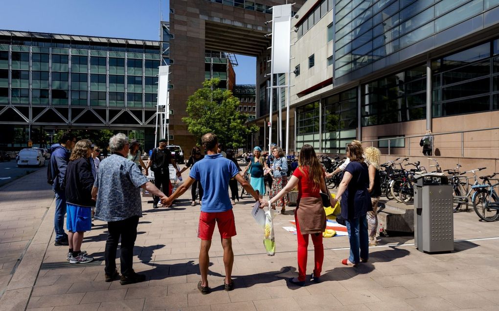 Sympathisanten van complotdenkers die verhalen verspreidden over kindermisbruik in Bodegraven bij de rechtbank in Den Haag tijdens een eerdere zitting. beeld ANP, Robin van Lonkhuijsen