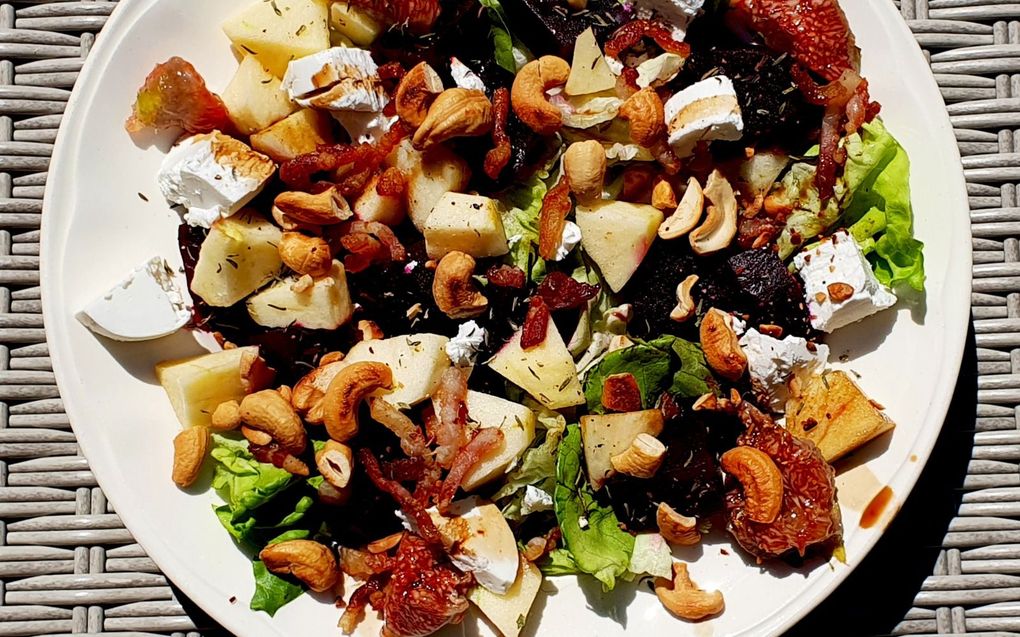 Jantine van Laar gebruikt ingrediënten uit eigen tuin in deze zomerse salade. beeld Jantine van Laar