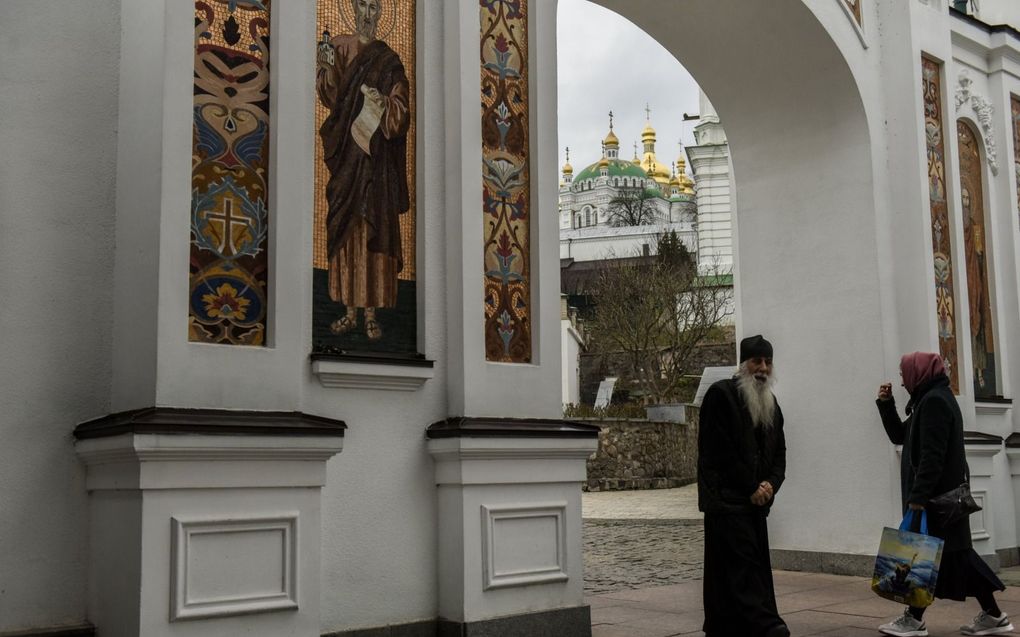 De ingang van het kloostercomplex in de Oekraïense hoofdstad Kyiv, waarvan de monniken met uitzetting worden bedreigd. Het Holenklooster trok de afgelopen dagen veel bezoekers. beeld EPA, Oleg Petrasyuk