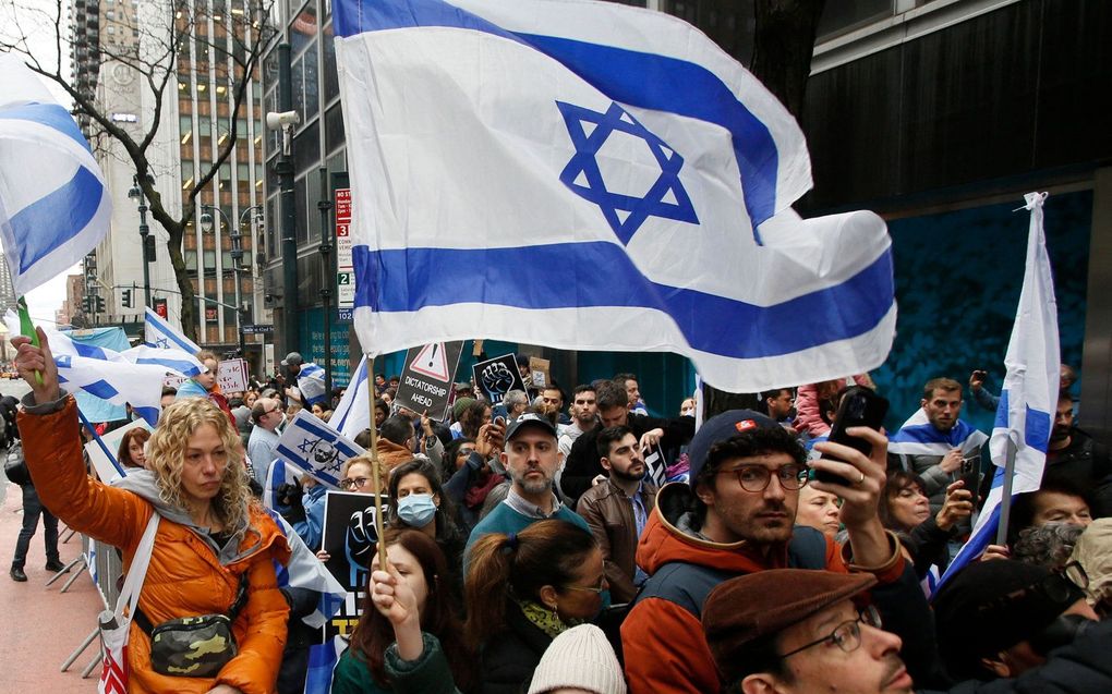 Leden van de Israëlische en Joodse gemeenschap demonstreren in New York. beeld AFP, Leonardo Munoz