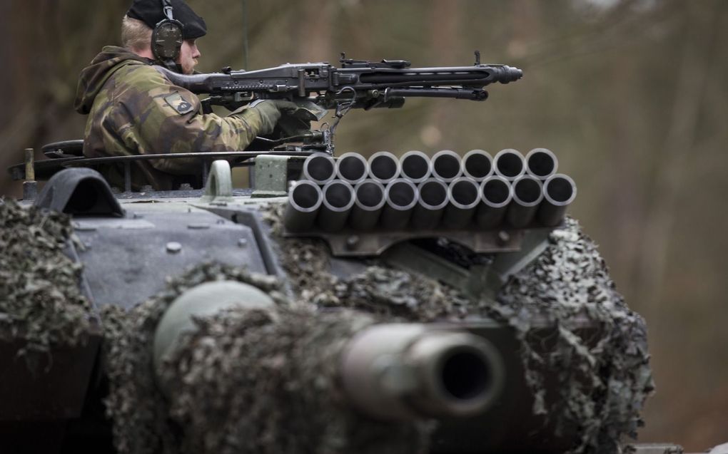 Een Nederlandse militair traint in Bergen-Hohne op een Duitse tank. beeld ANP, Evert-Jan Daniels