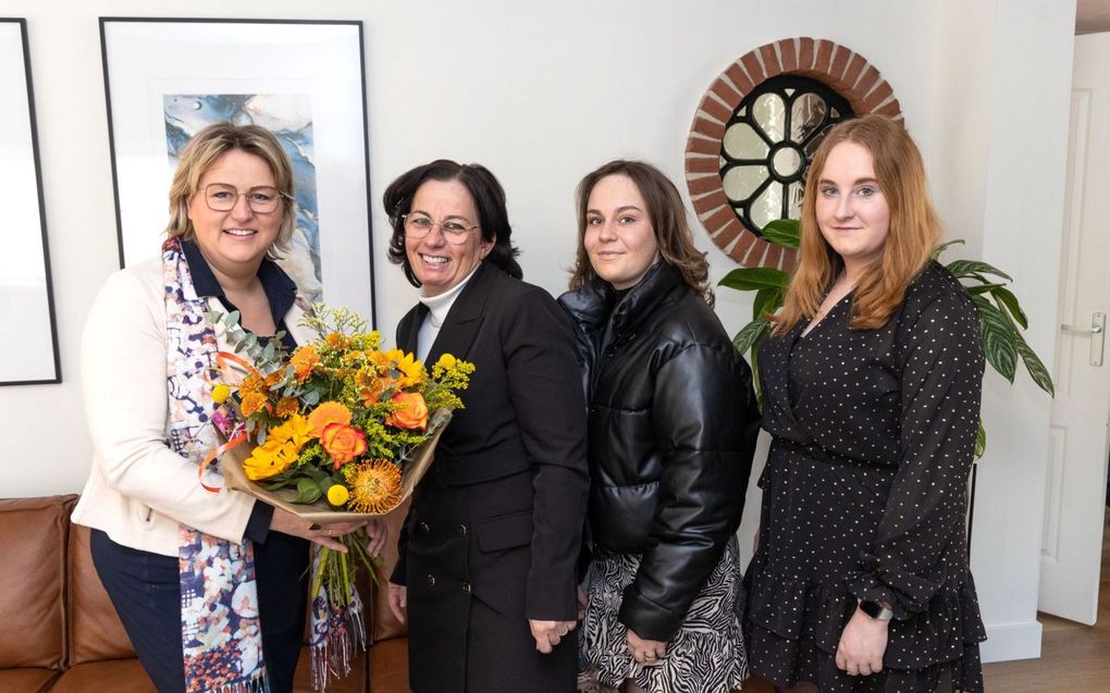 Anja de Rooij overhandigt samen met haar dochters Carlijn en Myrthe een bos bloemen aan Annemieke de Deugd. V.l.n.r. Annemieke de Deugd, Anja de Rooij en Carlijn en Myrthe de Rooij. beeld RD, Anton Dommerholt