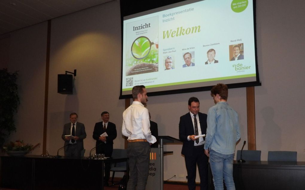 Overhandiging aan twee studenten, Laurens Kleibeuker en Arjan Bassa. beeld Kees van Reenen