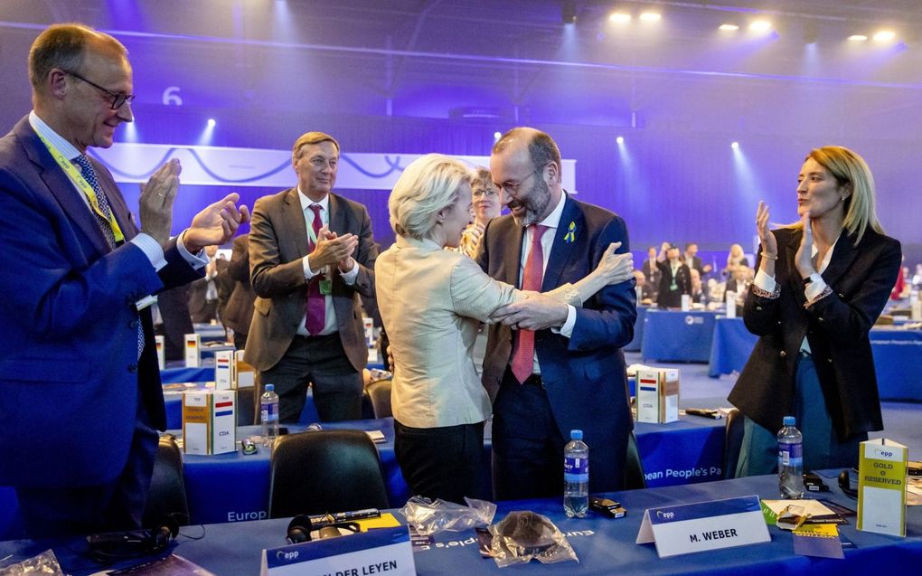 De christendemocratische kopstukken (v.r.n.l.) Metsola (voorzitter Europees Parlement), Weber (voorzitter van de EVP) en Von der Leyen (voorzitter Europese Commissie), tijdens een congres. beeld ANP, Sem van der Wal