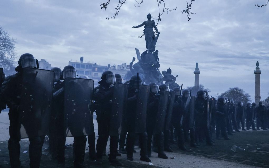 Oproerpolitie op de Place de la République in Parijs, dinsdag. beeld EPA, Christophe Petit