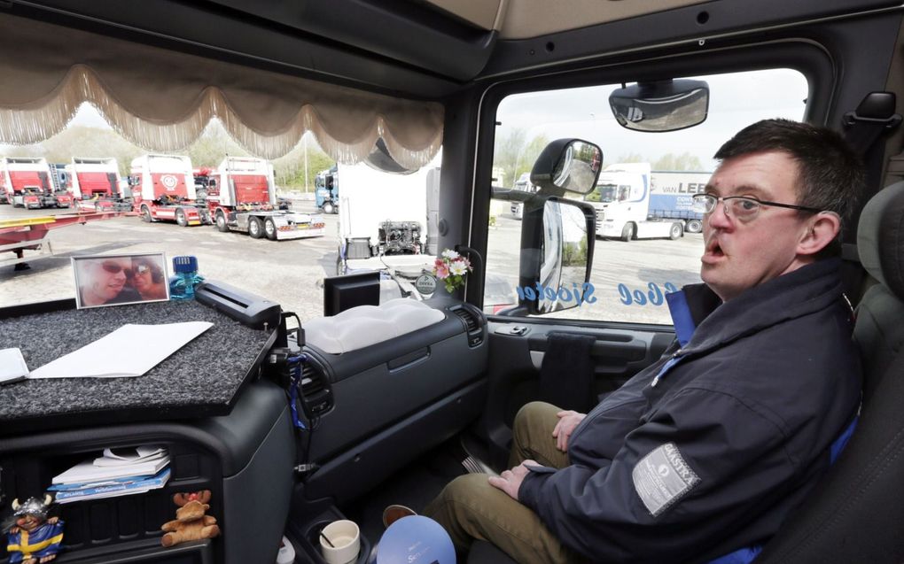 Truckersrit Moerdijk. Frank mag een dagje meerijden met een echte trucker. beeld ANP, Joyce van Belkom