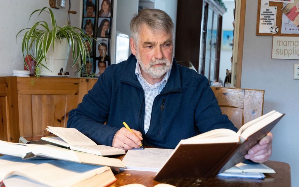 Jan Averink berijmt psalmen in het Rijssens. „Het dialect komt het dichtst bij het hart.” beeld RD, Anton Dommerholt