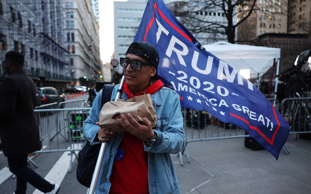 Een eenzame Trump-aanhanger voor het gerechtsgebouw van Manhattan in New York City. beeld AFP, SPENCER PLATT