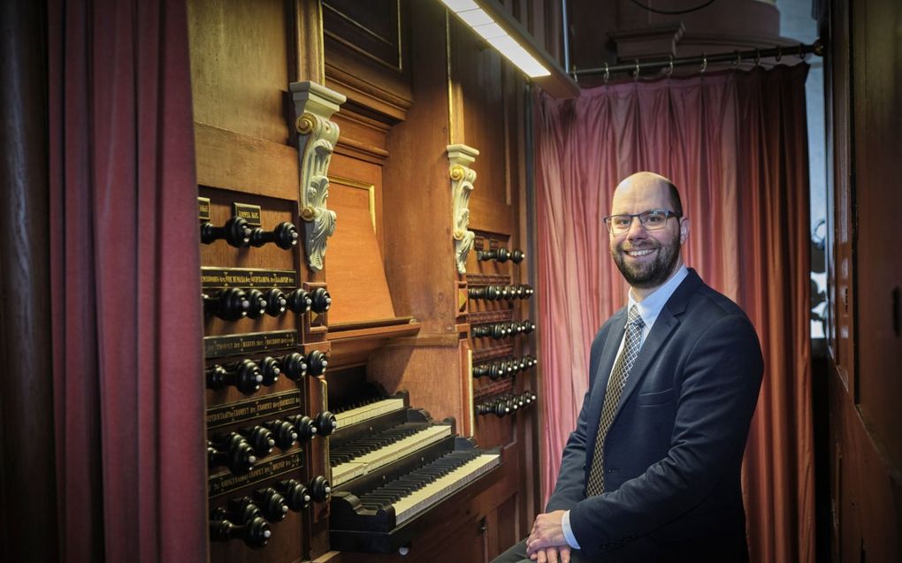 Peter van der Zwaag achter de klavieren van het Müllerorgel in de Jacobijnerkerk in Leeuwarden. beeld Sjaak Verboom