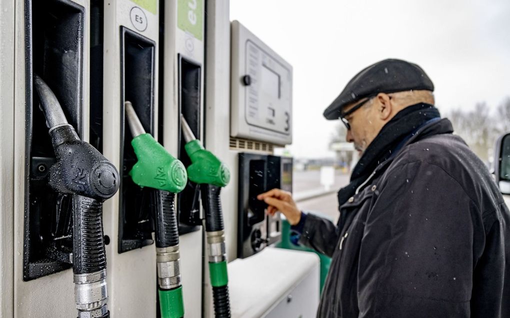 Door de verlaagde olieproductie van oliekartel OPEC+ moet de automobilist meer betalen bij het tankstation.  beeld ANP, Robin Utrecht