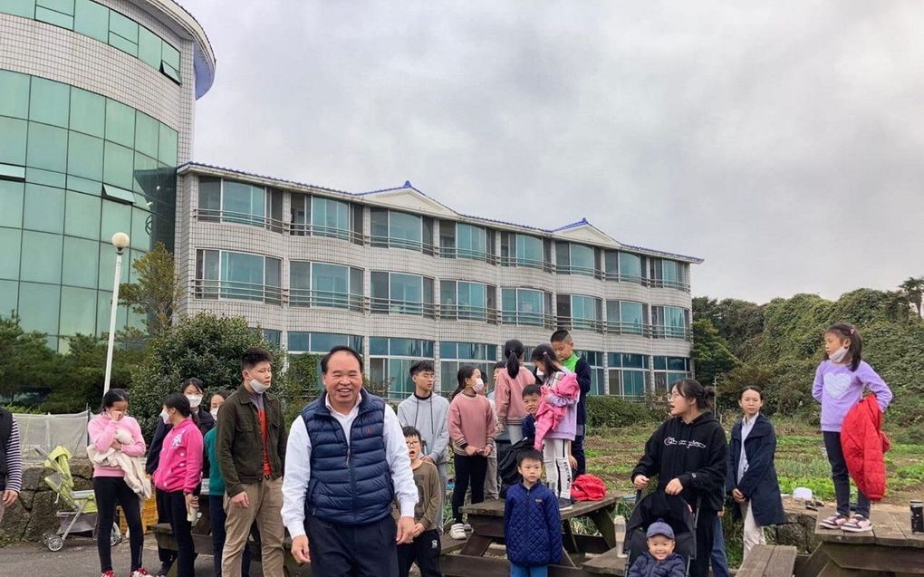 Leden van de Shenzhen Holy Reformed Church tijdens hun vlucht in Zuid-Korea. Inmiddels zit de groep in een detentiecentrum in Thailand. beeld Pan Yongguang