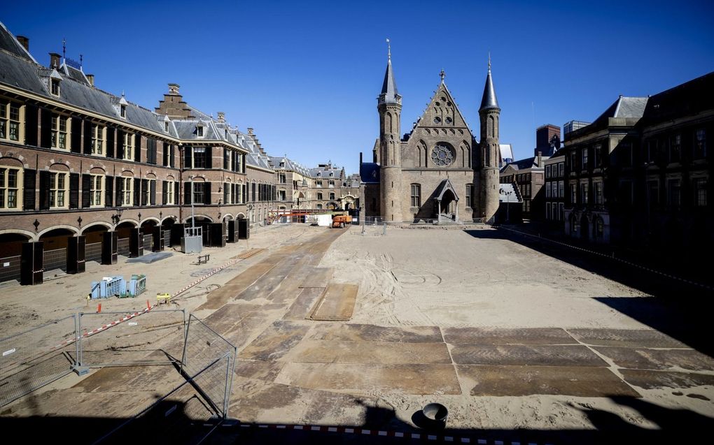 Onder dit plein voor de Ridderzaal komt een ondergrondse betonnen bak die alle technische voorzieningen voor de gebouwen op en rond het Binnenhof. beeld ANP, Robin van Lonkhuijsen