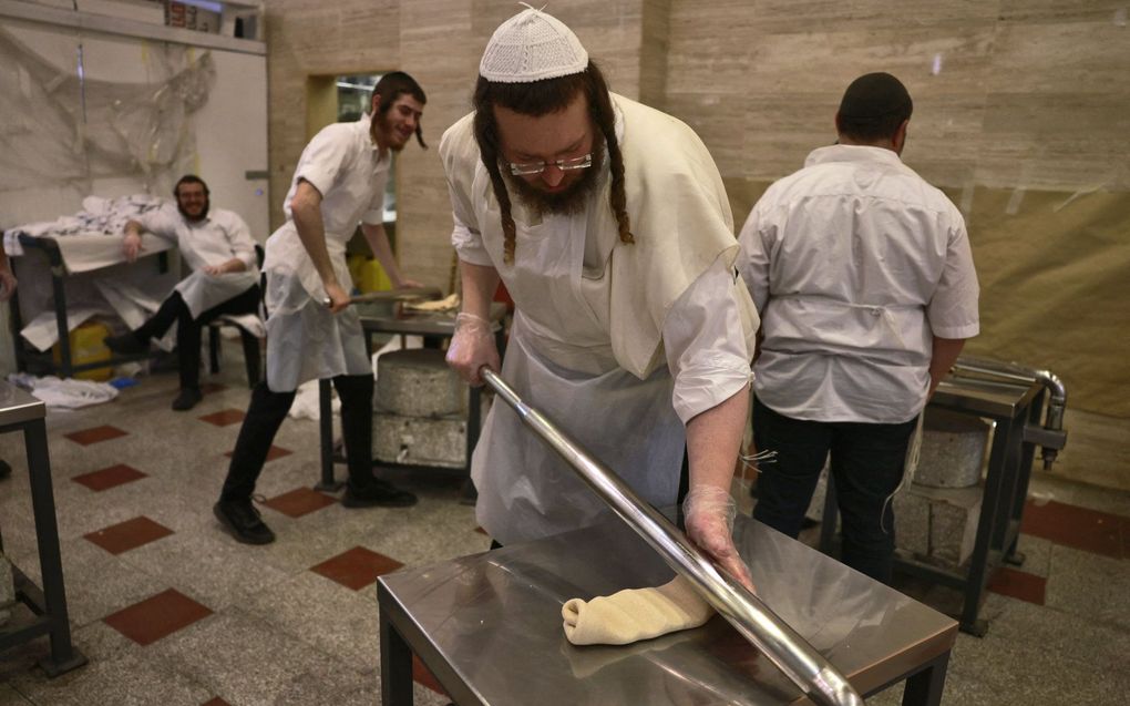 In een bakkerij in Jeruzalem worden matzes gemaakt. Tijdens de Pesachweek eten religieuze en traditionele joden alleen maar matses en geen gerezen brood, ter herinnering aan de slavernij en om de bevrijding door God te gedenken. beeld AFP, Menahem KAHANA