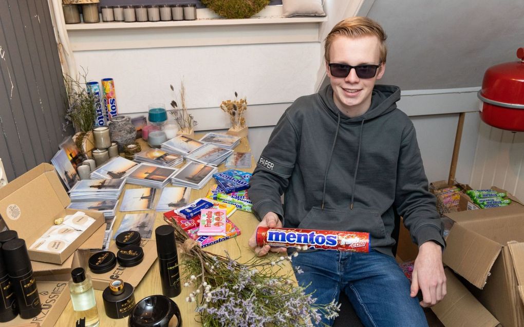 Jurian met een van de producten uit zijn webshop. beeld RD, Anton Dommerholt