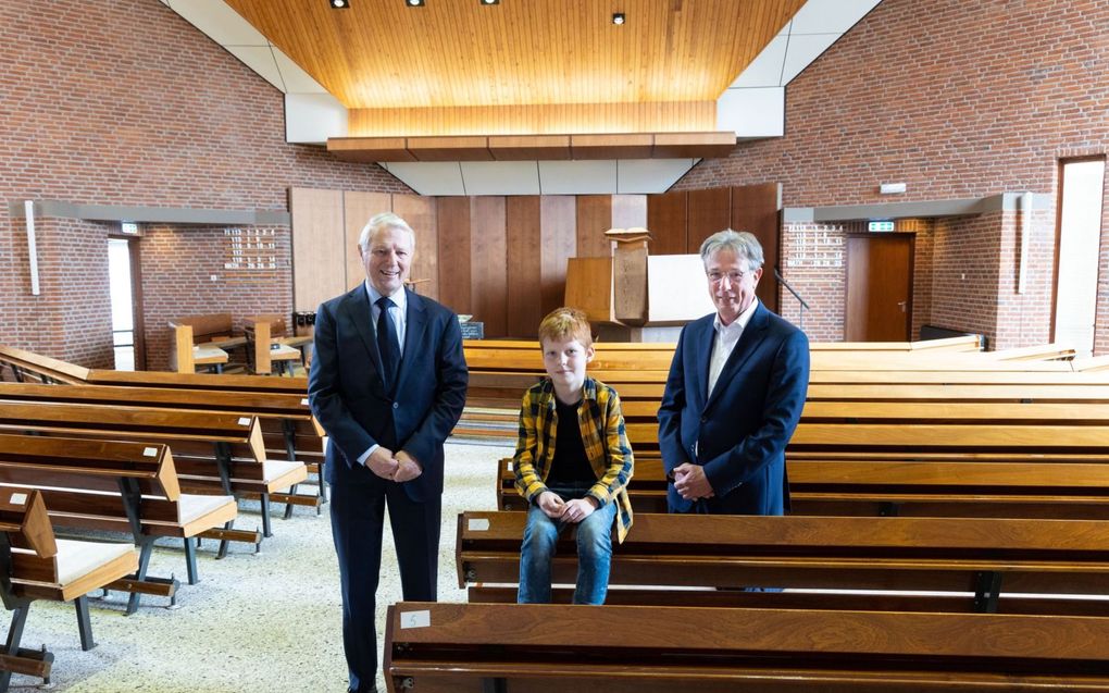 Drie generaties (v.l.n.r.): oud-ouderling J. Bonhof, Thomas Pouwelsen en ouderling Cees Boot in de kerkzaal van de gereformeerde gemeente te Lelystad. beeld RD, Anton Dommerholt