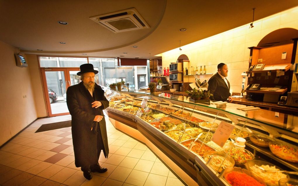 Orthodoxe Joden in een winkel in Antwerpen.  beeld RD, Henk Visscher