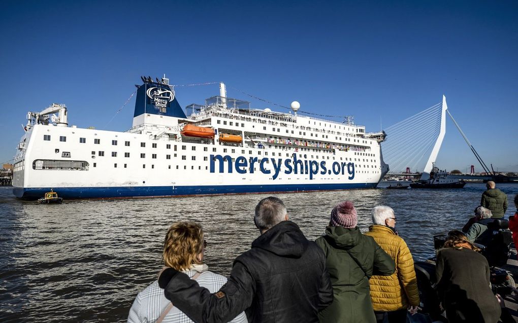 De Global Mercy, het grootste ziekenhuisschip ter wereld, meerde vorig jaar februari aan in de haven van Rotterdam. beeld ANP, Remko de Waal