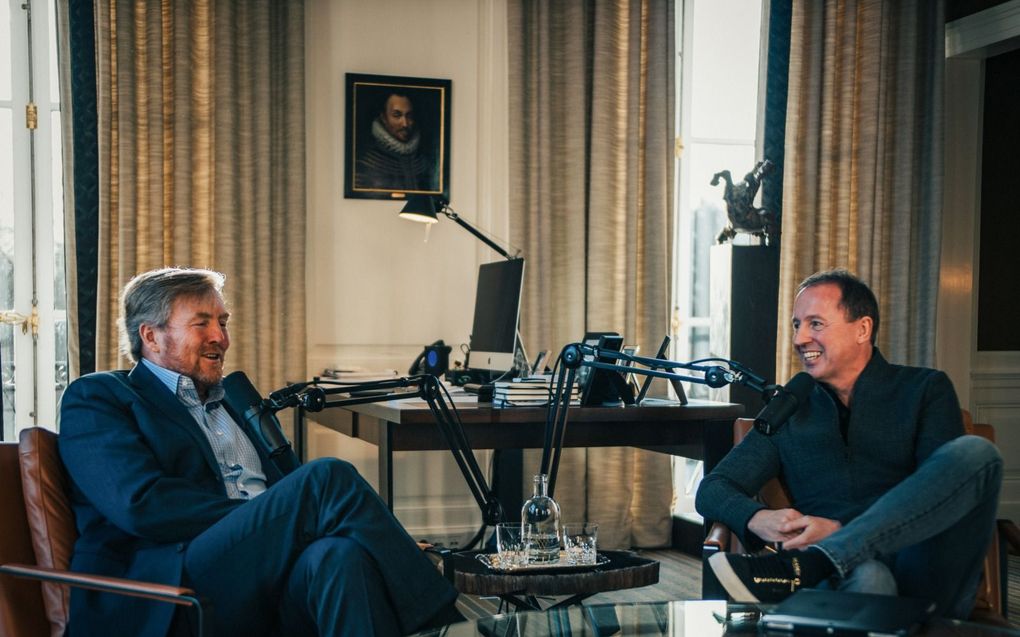 Radiomaker Edwin Evers (r.) voelde koning Willem-Alexander aan de tand in zijn werkkamer op Paleis Huis ten Bosch. beeld RVD