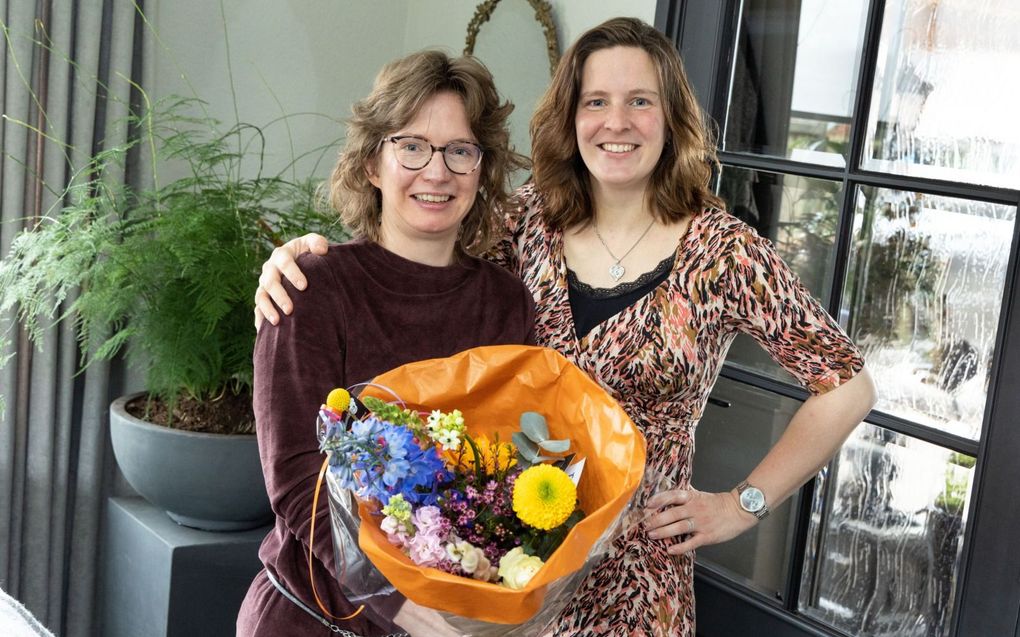 Else-Marie Breunisse-van den Berg (r.) geeft haar zus Marieke van den Berg een bos bloemen. „Mijn zus heeft oog voor de mensen om haar heen en zorgt vol overgave. Ik ben trots op haar.” beeld RD, Anton Dommerholt