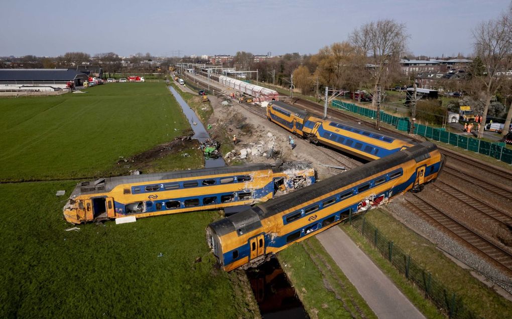 De berging van de gecrashte treinstellen in Voorschoten is een complexe operatie. Zware hijskranen kunnen de rampplek nauwelijks bereiken.  beeld ANP, Robin van Lonkhuijsen