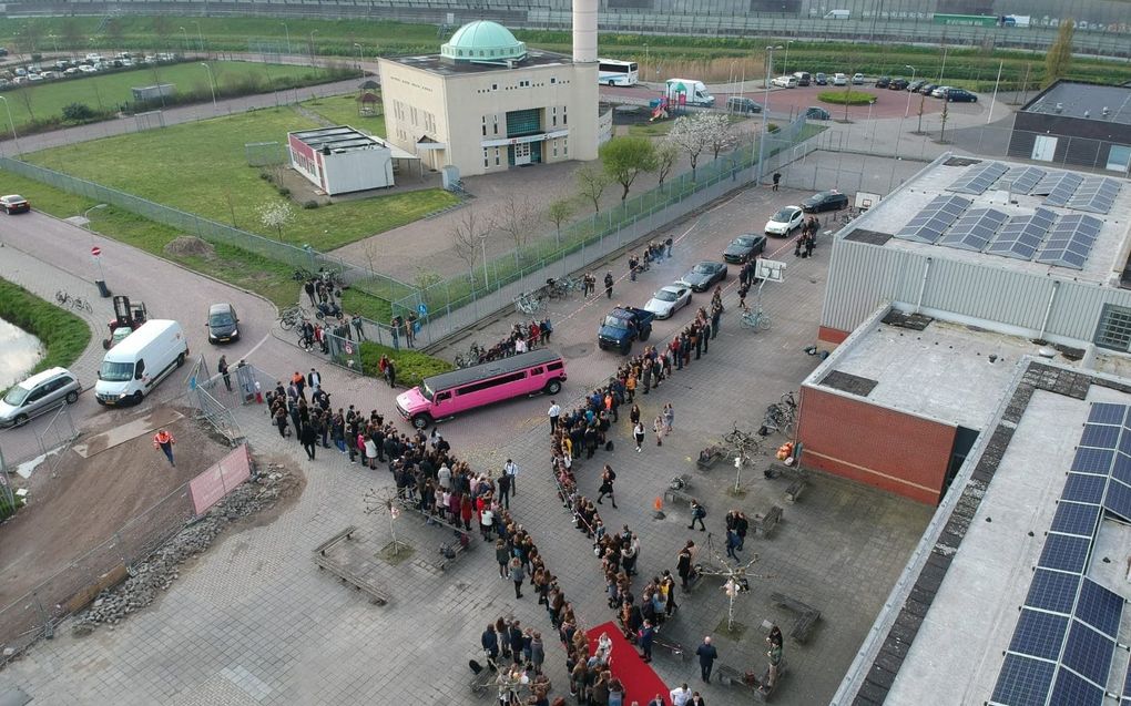 Tijdens de laatste schooldag op de Gomarus Scholengemeenschap in Gorinchem komen de eindexamenkandidaten traditiegetrouw in bijzonder vervoer aan op school. beeld Gomarus Scholengemeenschap