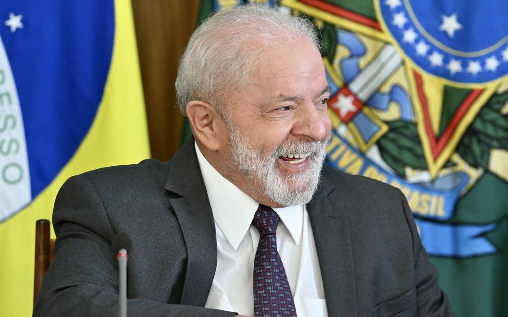 „Sinds zijn aantreden twintig jaar geleden, is de voormalige metaalbewerker in de internationale diplomatie uitgegroeid tot een natuurlijke onderhandelaar met politieke charme.” Foto: de Braziliaanse president Lula in gesprek met journalisten. beeld AFP, Evaristo Sa