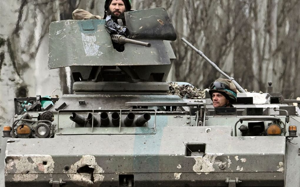 Oekraïense militairen in een Nederlandse YPR-765. beeld AFP, Genya Savilov