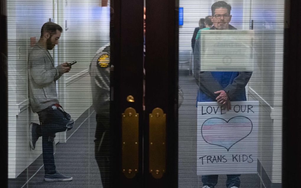 Protest in de Amerikaanse staat Kentucky tegen op handen zijnde restricties voor transitie van jongeren onder de 18 jaar. beeld AFP, Jon Cherry