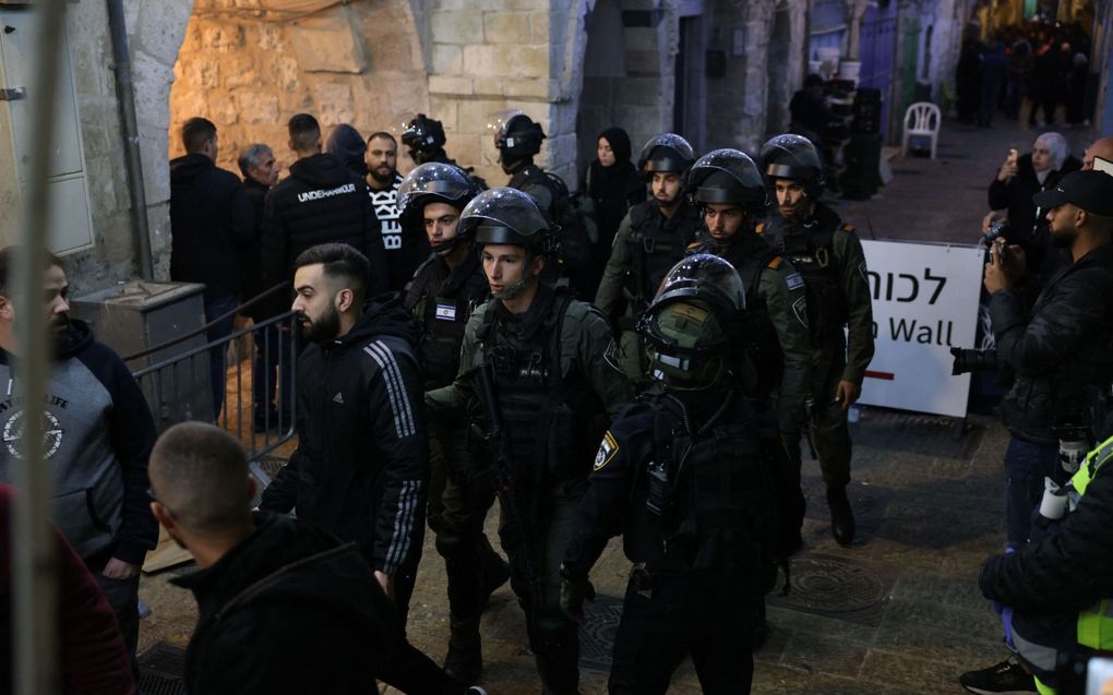 Israëlische politie in de Oude Stad. beeld AFP, Ahmad Gharabli