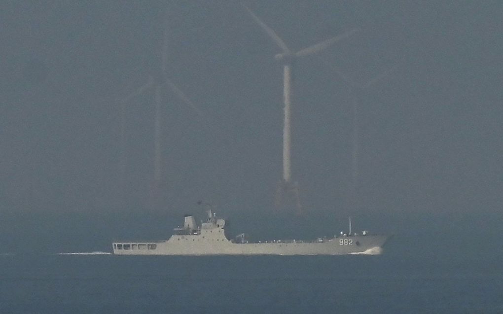 Een landingsschip van de Chinese marine vaart naar de zone ten noordoosten van het eiland Pingtan, het dichtstbijzijnde punt in China bij Taiwan. beeld AFP, GREG BAKER