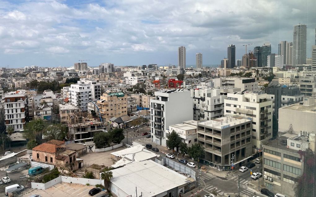 Tel Aviv vanuit het kantoor van Jews for Jesus. Links vooraan is de groenblauwe voedselbus te zien. Rechts de kust. beeld RD