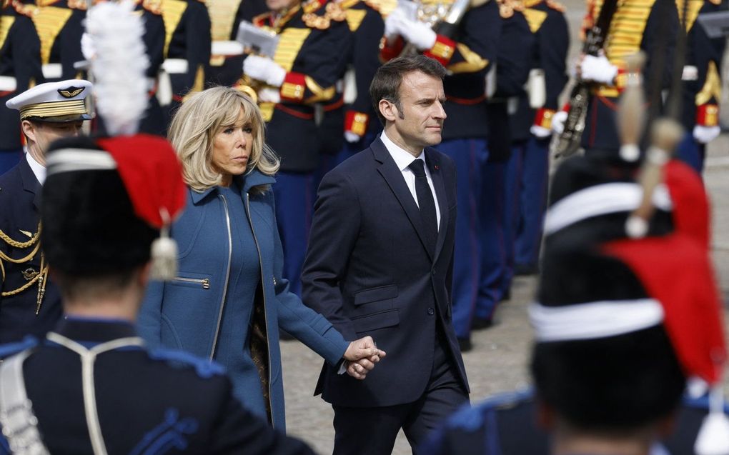 Macron en zijn vrouw eerder dinsdag in Amsterdam. beeld AFP, Ludovic MARIN