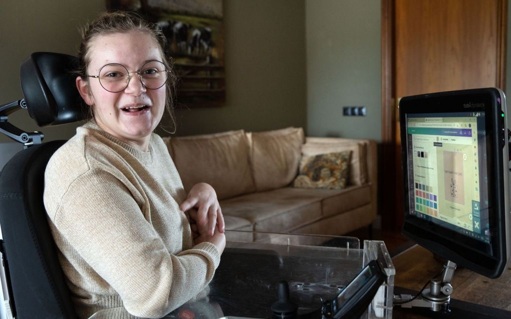 Anna-Louise voor de computer die zij met haar ogen bedient. beeld RD, Anton Dommerholt