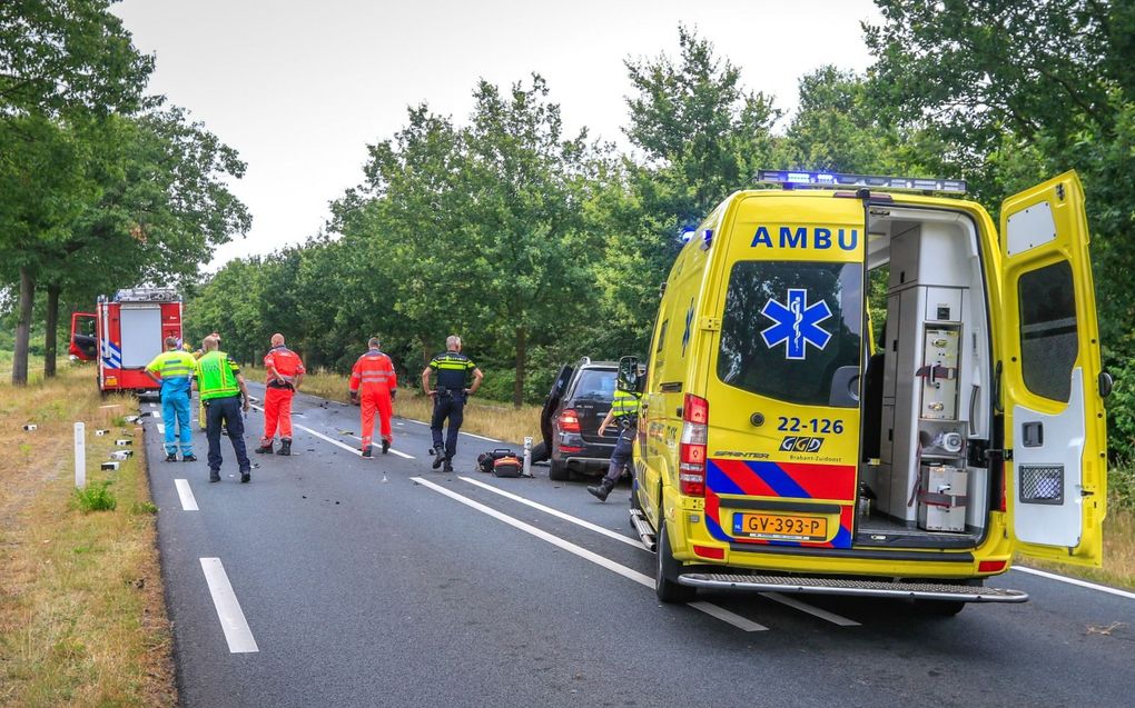 Fonds Slachtofferhulp wil dat veelplegers in het verkeer gemonitord kunnen worden. Op de foto: verkeersongeval bij Handel. beeld ANP, Venema Media