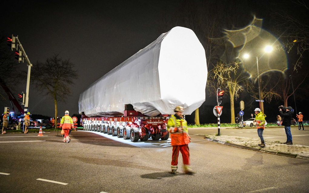 Twee treinstellen van de NS-intercity die deels in een weiland terechtkwamen, zijn dinsdagavond afgevoerd.  beeld ANP, Josh Walet