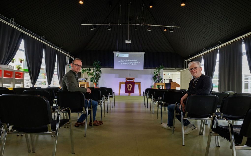 Jelle Schenk (l.) en Henk Bollen in de zaal waar de hervormde gemeente samenkomt, in een basisschool in Emmeloord. beeld Freddy Schinkel