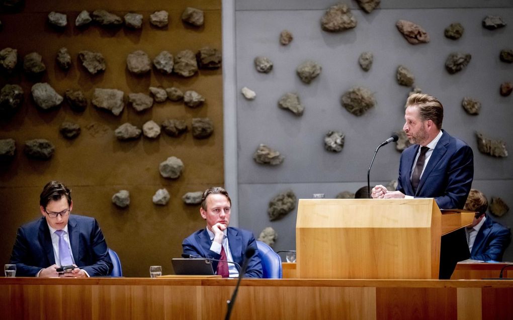 Minister De Jonge (rechts) met Kamerleden Grinwis (links) en Nijboer tijdens het debat over huurcontracten. beeld ANP, Robin Utrecht