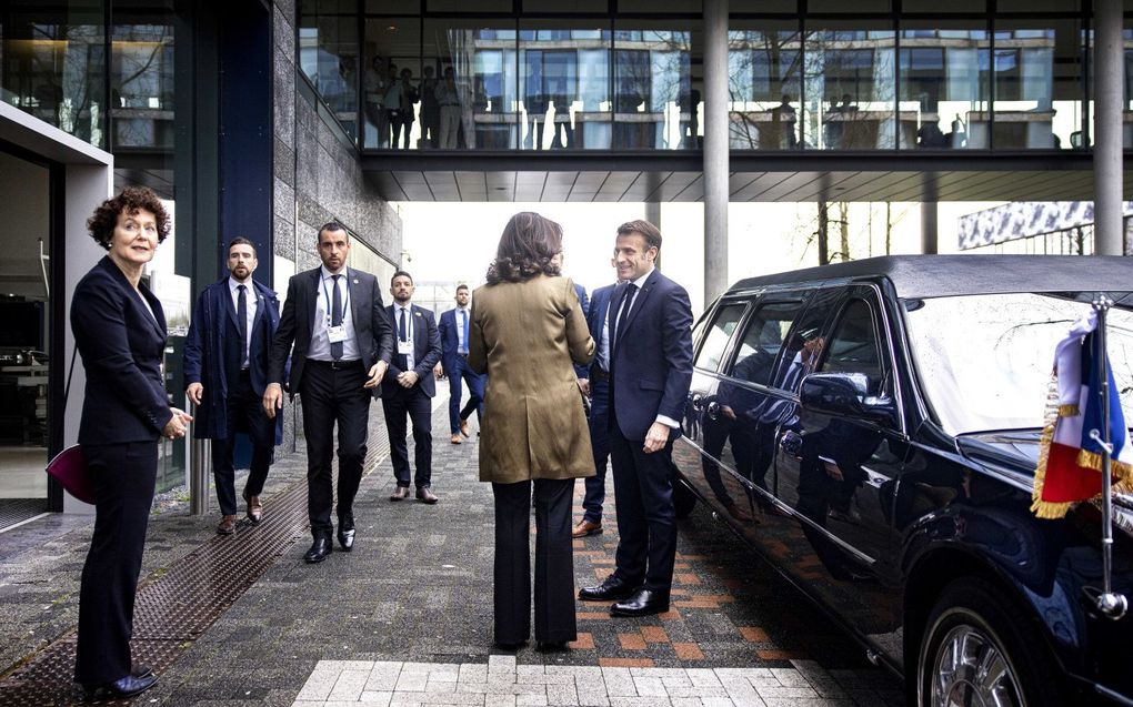 De Franse president Macron en koning Willem-Alexander bezoeken woensdagochtend de bètafaculteit van de Universiteit van Amsterdam op het Amsterdam Science Park. beeld ANP, Ramon van Flymen